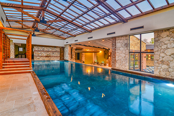 Spacious indoor thermal pool at ZOMA body & soul